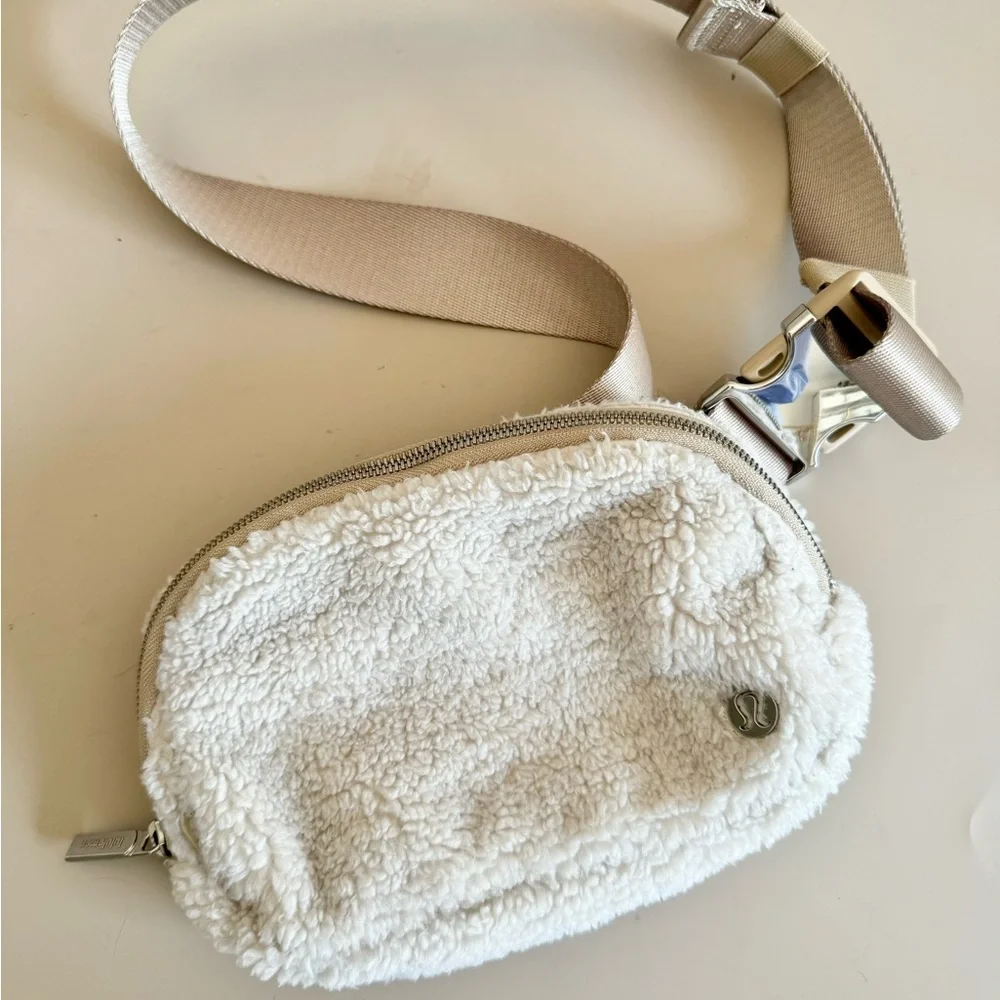 Lululemon Everywhere Fleece Sherpa Belt Bag Ivory‎